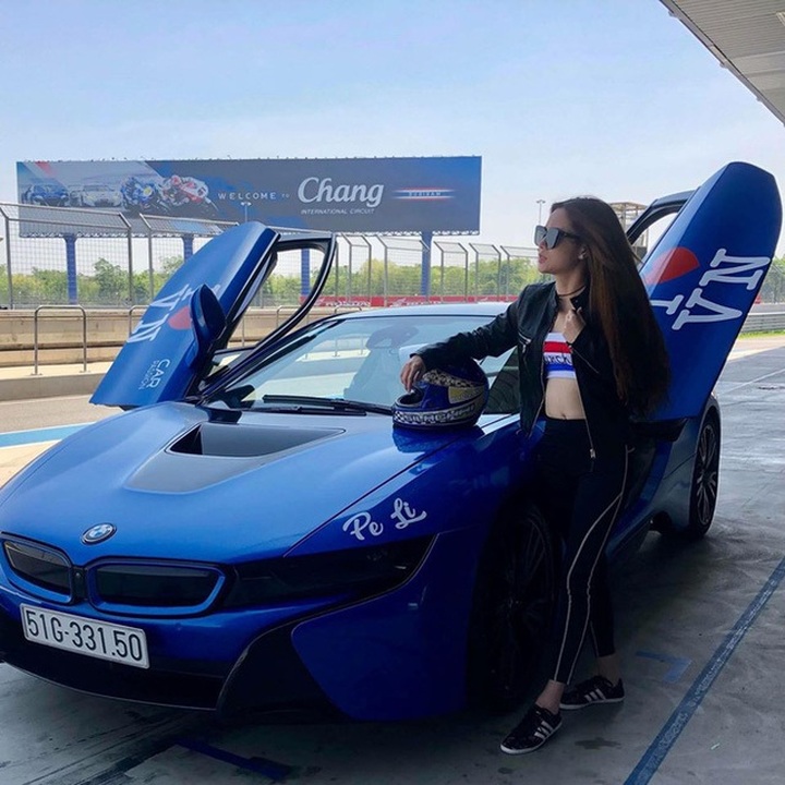 Những bóng hồng không tiếc tiền chơi siêu xe ở Việt Nam - 5