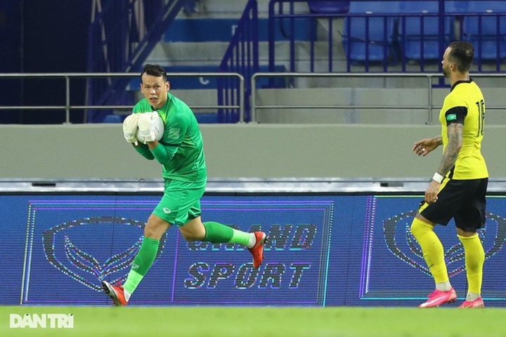 Những cầu thủ Việt tài năng trên sân cỏ, giỏi kinh doanh bên ngoài - 4