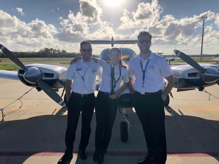 Một nữ học viên phi công và đồng môn trong ngày tốt nghiệp phi công cơ bản mới đây, hiện đang chờ để học chuyển loại trên SIM