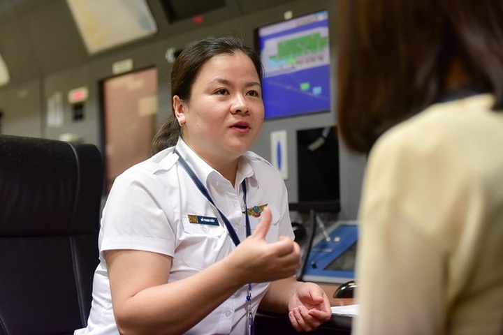 Nữ kiểm soát viên 3 lần điều hành chuyên cơ Tổng thống Mỹ tới Việt Nam - 1