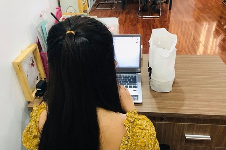 Nữ nhân viên quanh năm xin quần áo cũ, nhịn mua sắm... dành tiền mua vàng - 1