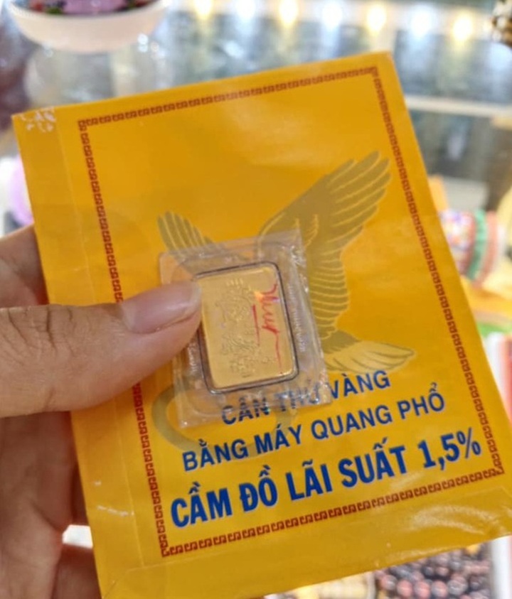 Nữ nhân viên quanh năm xin quần áo cũ, nhịn mua sắm... dành tiền mua vàng - 2