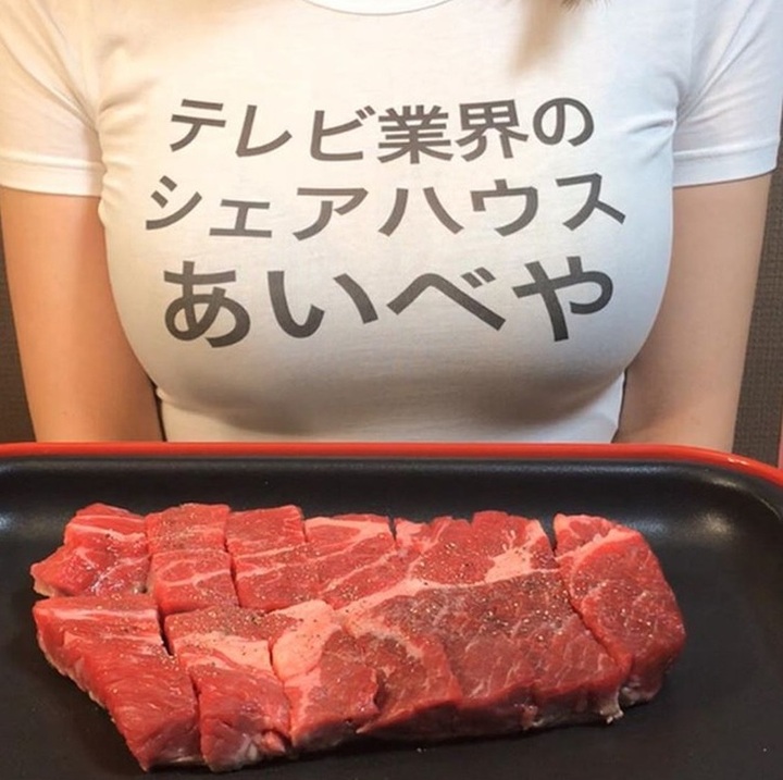 Nữ Youtuber gây tranh cãi vì kiếm tiền nhờ bán quảng cáo trên... “ngực khủng” - 1