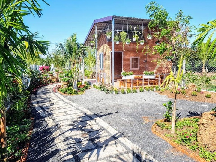 Ông bố trẻ ở Đắk Lắk làm nhà vườn đổi gió đẹp mê chỉ 160 triệu đồng - 1