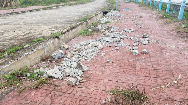 Công trình trăm tỷ nham nhở vì bị kẻ gian lấy sắt đi bán phế liệu