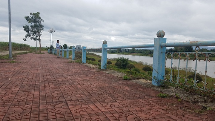 Nhiều tấm sắt đã bị kẻ gian lấy mất trong thời gian dài