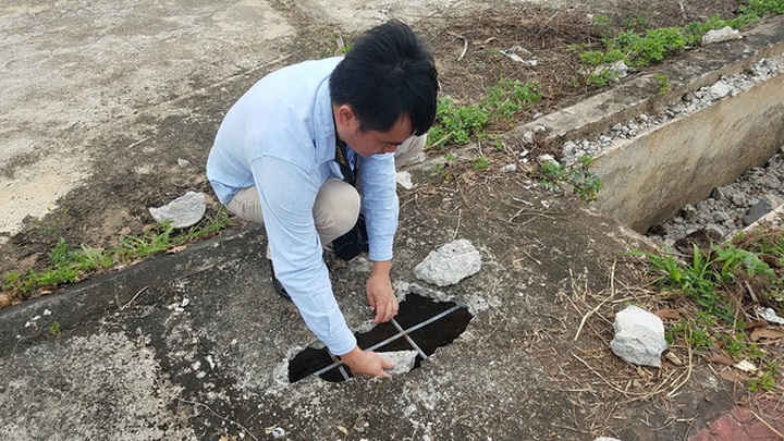 Nhiều tấm bảo vệ cũng bị đập ra để lấy sắt đi bán phế liệu