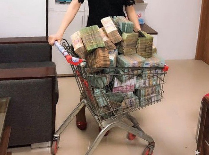 Phát sốt về hình ảnh đại gia khệ nệ vác bao tải tiền đi mua bất động sản - 2