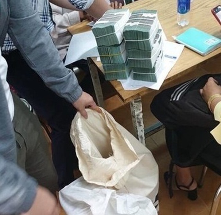 Phát sốt về hình ảnh đại gia khệ nệ vác bao tải tiền đi mua bất động sản - 3