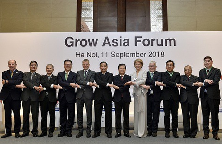 Phó Thủ tướng Trịnh Đình Dũng và các đại biểu tham dự Diễn đàng sáng 11/9