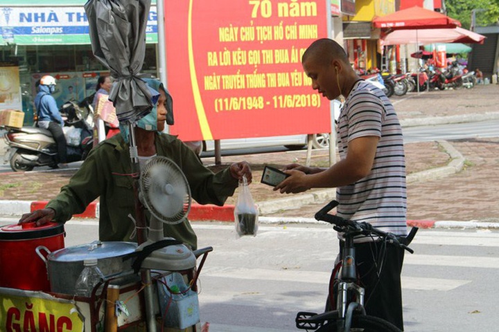 
Ông Thương phấn khởi khi 3 thùng thạch nhanh chóng được bán hết nhẵn
