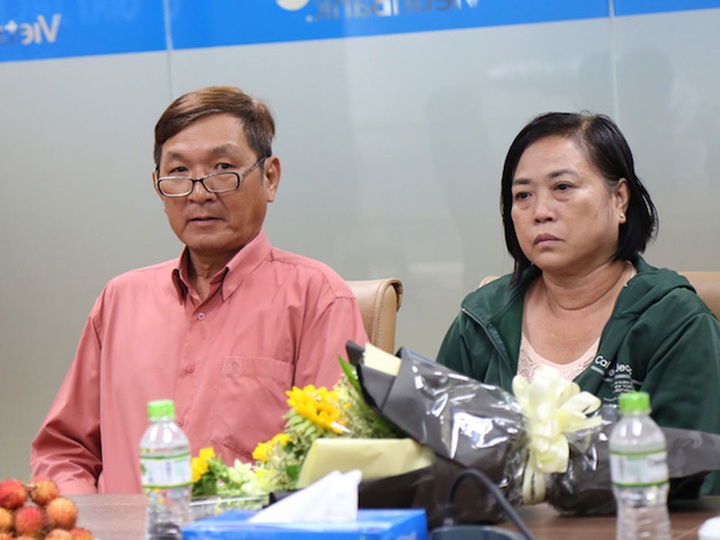 
Ông Tùng và vợ tại lễ trao giải.
