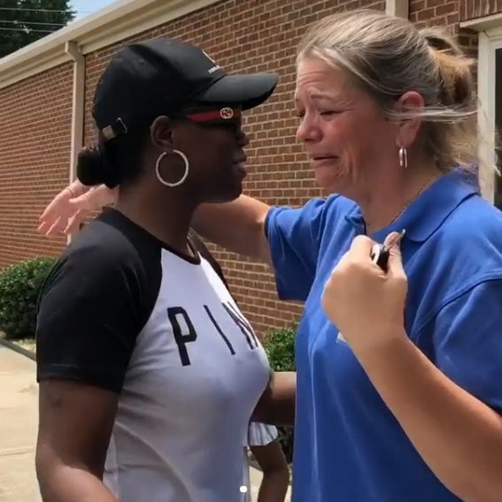 
Cô giáo òa khóc vì hạnh phúc. Ảnh: Instagram.
