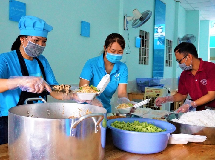 Quán cơm 2000 đồng ở Tây Đô đỏ lửa suốt mùa Covid-19 - 2