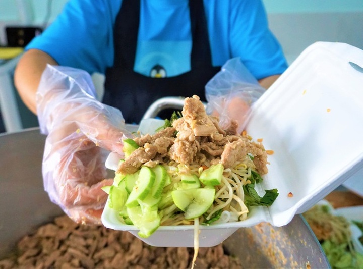 Quán cơm 2000 đồng ở Tây Đô đỏ lửa suốt mùa Covid-19 - 3