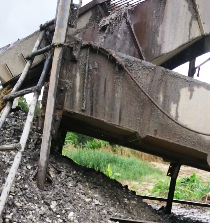 “Quặng tặc” hoạt động rầm rộ trong khu vực quân sự? - 4