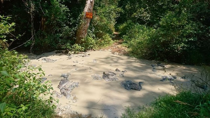 “Quặng tặc” hoạt động rầm rộ trong khu vực quân sự? - 5