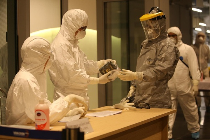 Quy trình đặc biệt đón 140 người nhiễm Covid-19 trở về từ Guinea Xích đạo - 1