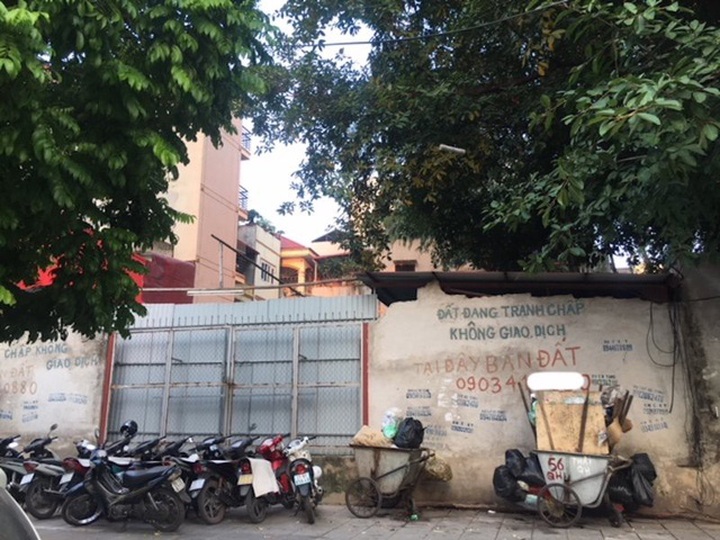 Mảnh đất dài 18,7m, rộng 0,28m được rao bán gần 4 tỷ/m2, tấm biển rao bán trước đó đã được tháo xuống.