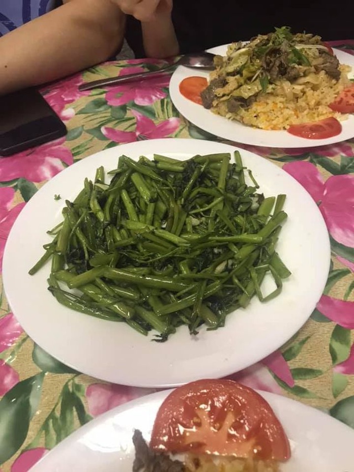 Rau muống ở Việt Nam rẻ bằng cốc trà đá, ra nước ngoài đại gia mới dám mua ăn - 5