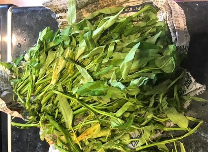 Rau muống ở Việt Nam rẻ bằng cốc trà đá, ra nước ngoài đại gia mới dám mua ăn - 6