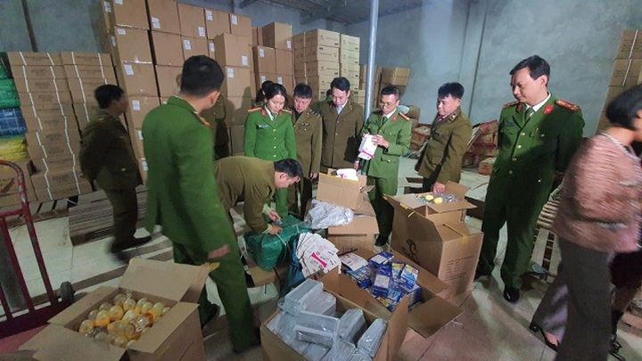 “Rùng mình” kho chứa hàng chục tấn hàng cho mẹ và bé nhập từ Trung Quốc giả danh hàng Nhật - 1