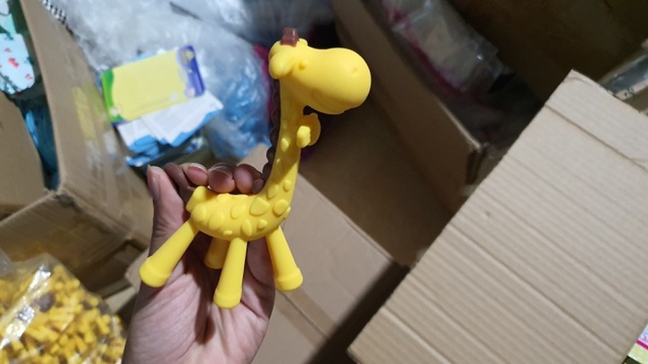 “Rùng mình” kho chứa hàng chục tấn hàng cho mẹ và bé nhập từ Trung Quốc giả danh hàng Nhật - 11