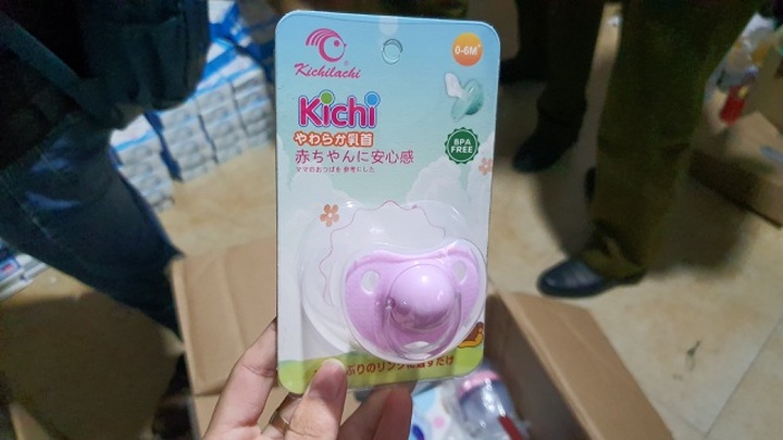 “Rùng mình” kho chứa hàng chục tấn hàng cho mẹ và bé nhập từ Trung Quốc giả danh hàng Nhật - 3