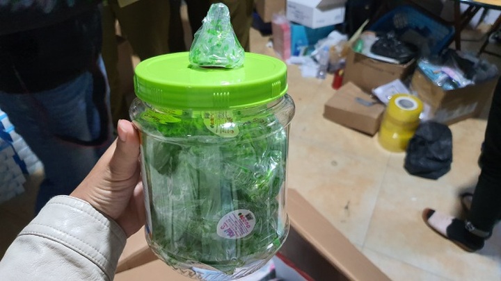 “Rùng mình” kho chứa hàng chục tấn hàng cho mẹ và bé nhập từ Trung Quốc giả danh hàng Nhật - 9