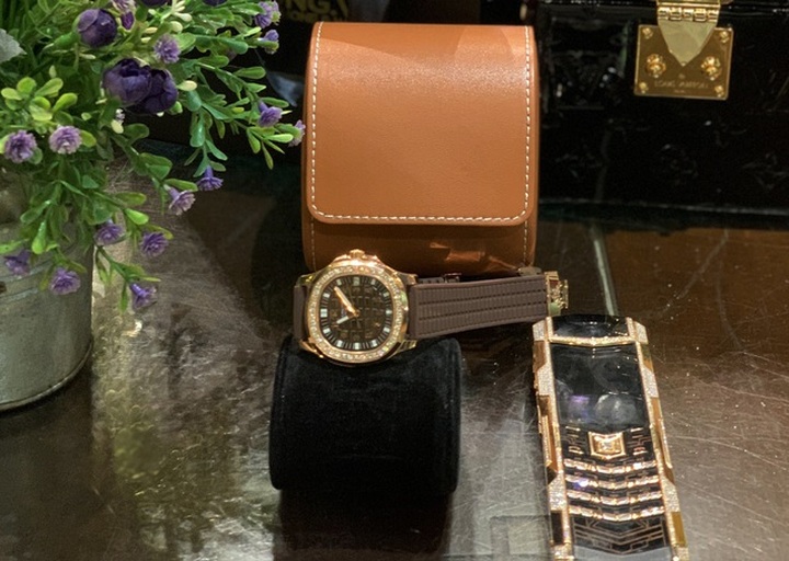 Rút ví hơn 1 tỷ đồng, nữ đại gia mua đồng hồ dát kim cương tự tặng bản thân - 2