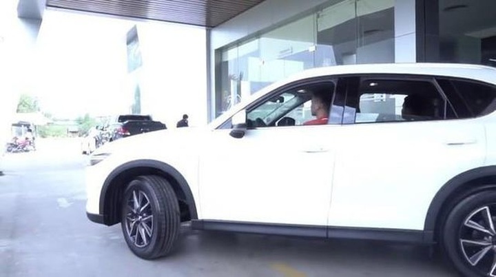 Sao bóng đá Việt đua nhau tặng xế sang bạc tỷ cho người thân - 4