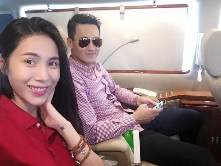 Sao bóng đá Việt đua nhau tặng xế sang bạc tỷ cho người thân - 5