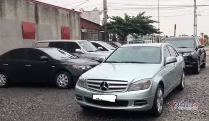 Sát Tết: Xe sang cũ đời sâu giá ngang xe cỏ, ế vẫn hoàn ế - 1
