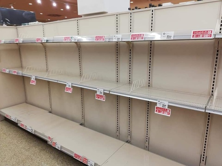 Siêu thị ở Nhật Bản “cháy” giấy vệ sinh vì tin đồn về dịch Covid-19 - 2