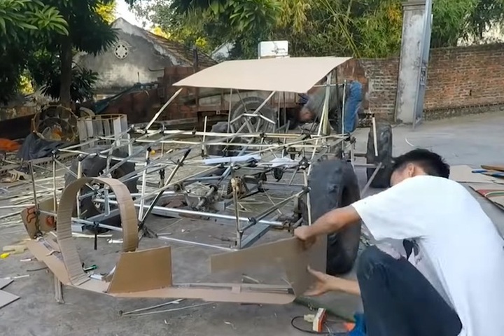 Siêu xe tự chế bằng bìa các-tông của người Việt lên báo Tây - 4