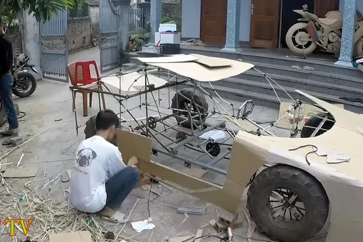 Siêu xe tự chế bằng bìa các-tông của người Việt lên báo Tây - 5