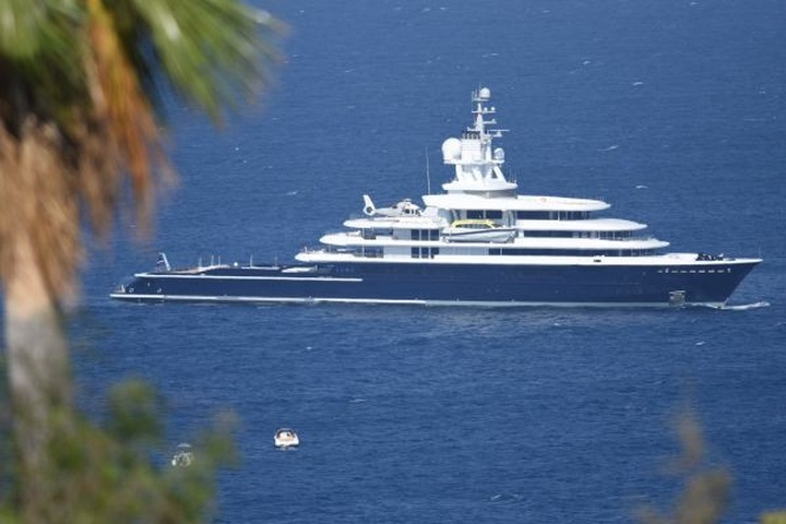 Siêu du thuyền Luna có chín tầng, hai sân bay trực thăng, một phòng spa, hồ bơi, và có một đoàn thủy thủ khoảng 50 người. (Nguồn: CNBC)