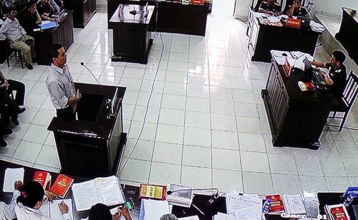 Bị cáo Trần Xuân Sơn trước bục khai báo.