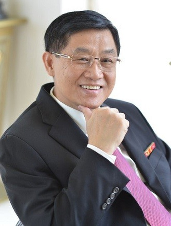 Sóng gió thương trường dồn dập đến với gia đình vua hàng hiệu - 1