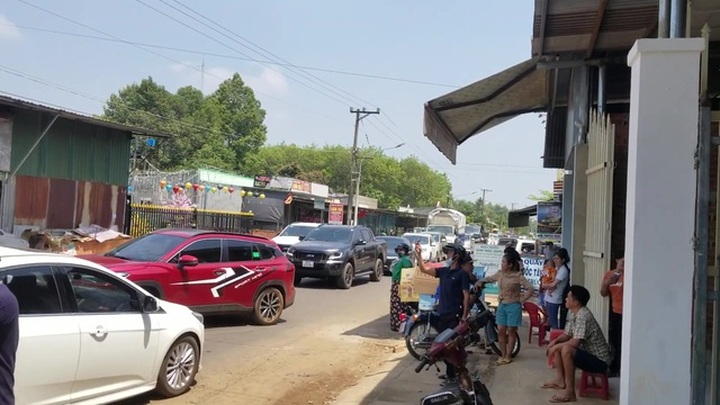 Sốt đất nổ ra khắp nơi, chuyên gia khuyên đừng dại rót vốn - 1