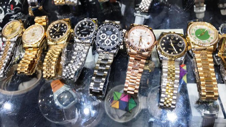 Đồng hồ mang các thương hiệu nổi tiếng thế giới nhưng không rõ nguồn gốc, xuất xứ