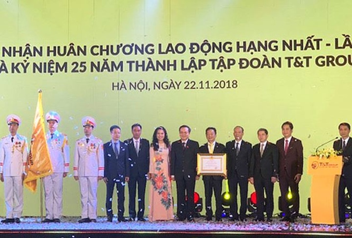 Thay mặt Đảng và Nhà nước, Ủy viên Trung ương Đảng, Phó Chủ tịch Quốc hội Phùng Quốc Hiển đã trao tặng Huân chương Lao động hạng Nhất lần thứ hai cho T&T Group