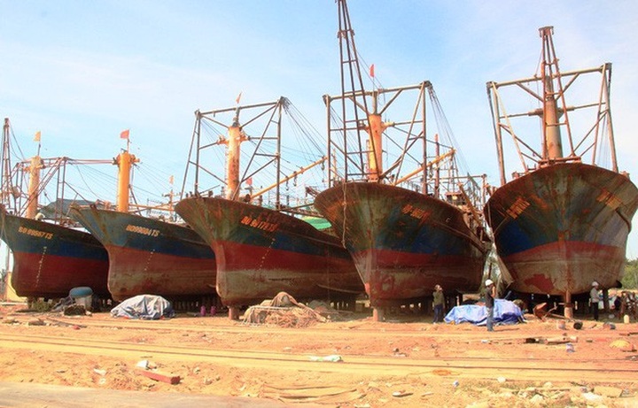 5 tàu vỏ thép bị hư hỏng nằm bờ sửa chữa do Công ty Đại Nguyên Dương đóng (ảnh tư liệu).