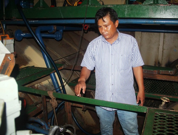 Tàu cá vỏ thép của ông Thãi bị hư hỏng trước đó do đơn vị đóng tàu làm ăn gian dối vừa mới khắc vụ xong đi biển thì tiếp tục bị hỏng máy, tàu thả trôi trên biển.