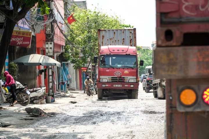 Thảm cảnh vừa bụi vừa lầy trên con đường đại gia ở Hà Nội - 1