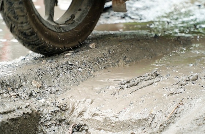 Thảm cảnh vừa bụi vừa lầy trên con đường đại gia ở Hà Nội - 5