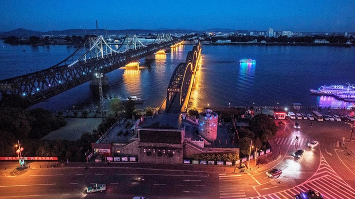 Cầu bắc qua sông Áp Lục nối biên giới Trung - Triều. (Ảnh: Getty)