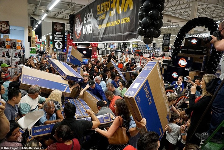 Cơn sốt “Thứ 6 đen tối” đã bắt đầu lan truyền trên khắp thế giới trong ngày 23/11. Đây là dịp để những người tiêu dùng có cơ hội được sở hữu các món đồ mong muốn với giá thành giảm rất mạnh. Vì vậy, rất nhiều khách hàng đã đổ xô tới các cửa hàng, siêu thị và bắt đầu công cuộc “săn hàng giá rẻ”. (Ảnh: Rex)