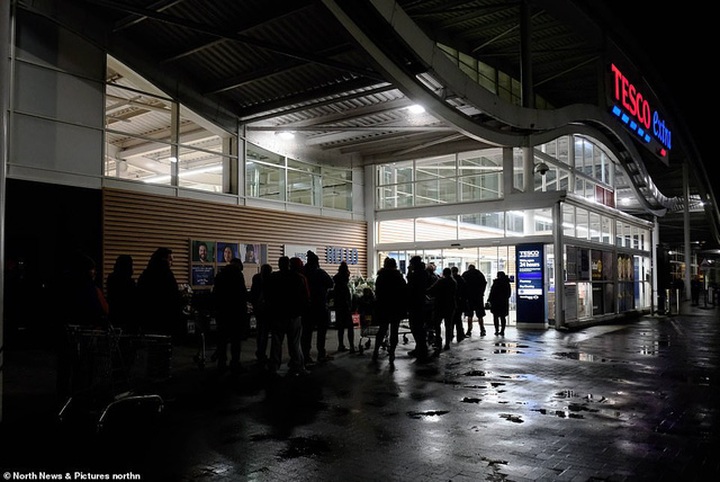 Hàng ngàn người đã tới khu vực trước cửa từ sáng sớm, bất chấp thời tiết lạnh giá, xếp hàng chờ mua sắm. (Ảnh: North News)