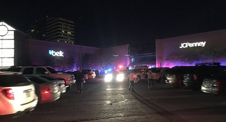 
Tuy nhiên, trước thềm ngày Thứ 6 đen tối, nước Mỹ chứng kiến một vụ xả súng tại trung tâm thương mại Riverchase Galleria ở Hoover, Alabama. Vụ việc diễn ra ngày 22/11 (giờ địa phương), khi nhiều người đã tới trung tâm mua sắm dịp lễ giảm giá. Vụ việc xảy ra đã khiến nhiều người mua sắm hoảng loạn. Tay súng 21 tuổi đã bị cảnh sát bắn chết tại hiện trường. Theo nhân chứng, vụ việc xảy ra do tay súng đã cự cãi với một thanh niên 18 tuổi. Trước khi bị tiêu diệt, hung thủ đã làm bị thương thanh niên trên và 1 bé gái 12 tuổi. (Ảnh: Dailymail)
